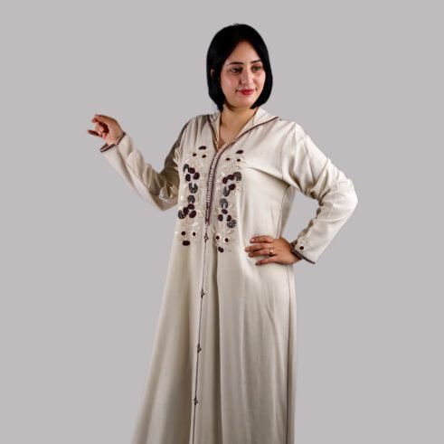 Djellaba satinée beige à capuche et broderies fines – confort et élégance réunis.