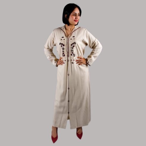 Djellaba satinée beige à capuche et broderies fines – confort et élégance réunis.