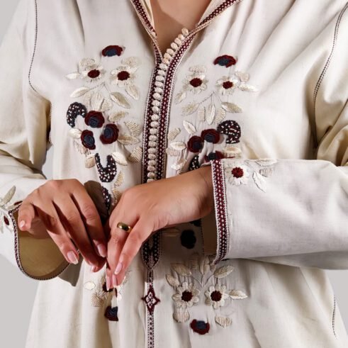 Djellaba satinée beige à capuche et broderies fines – confort et élégance réunis.