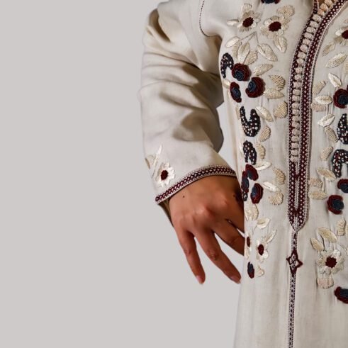 Djellaba satinée beige à capuche et broderies fines – confort et élégance réunis.