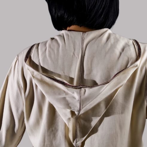 Djellaba satinée beige à capuche et broderies fines – confort et élégance réunis.
